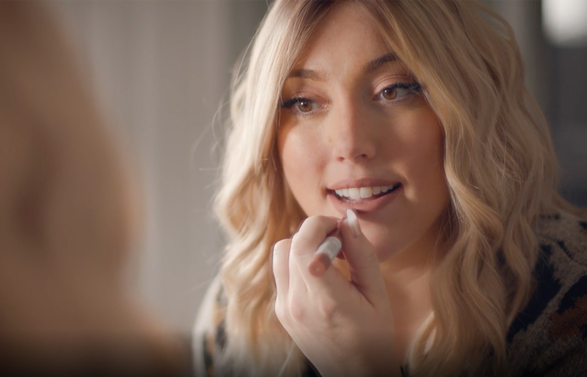 Jenn-putting-on-makeup