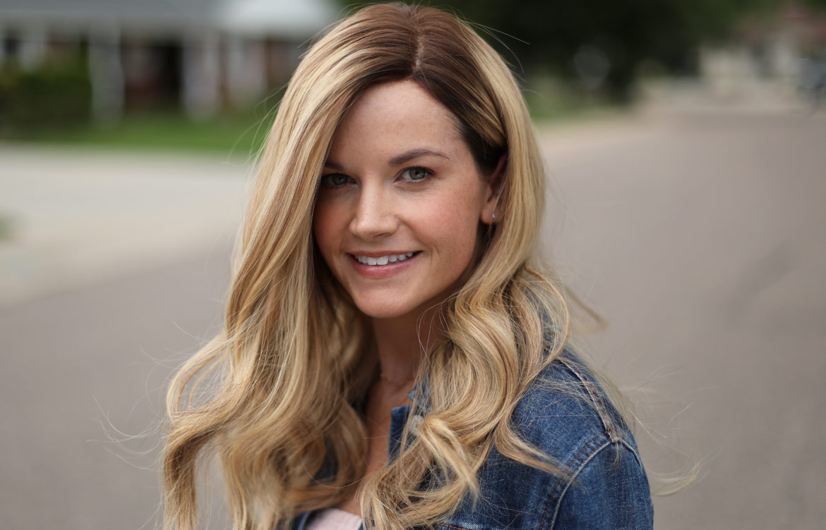 Kelly-in-blond-wig