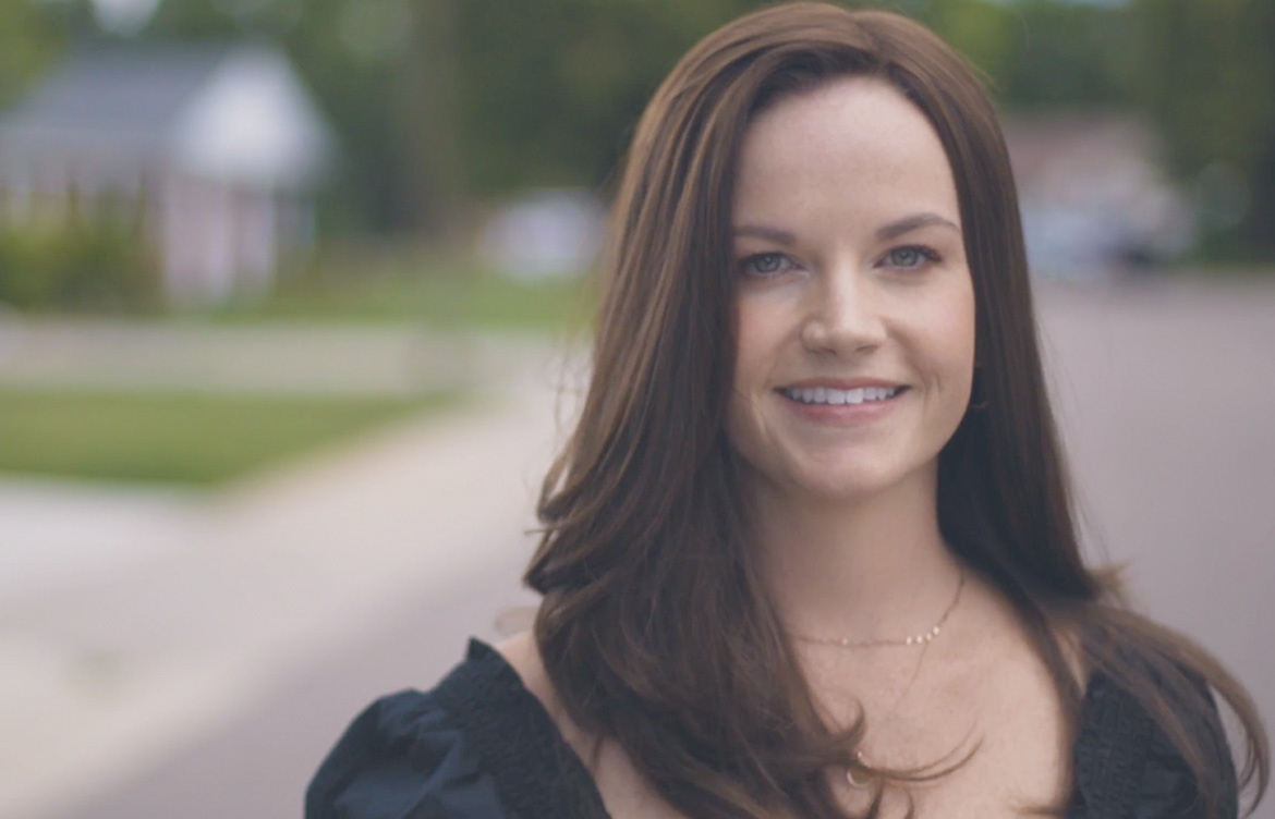 Kelly-smiling-in-wig