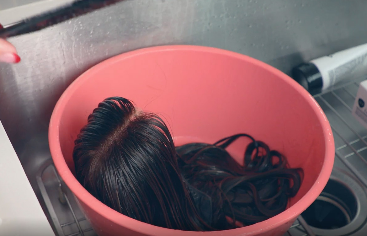 Leave-wig-to-sit-in-conditoner